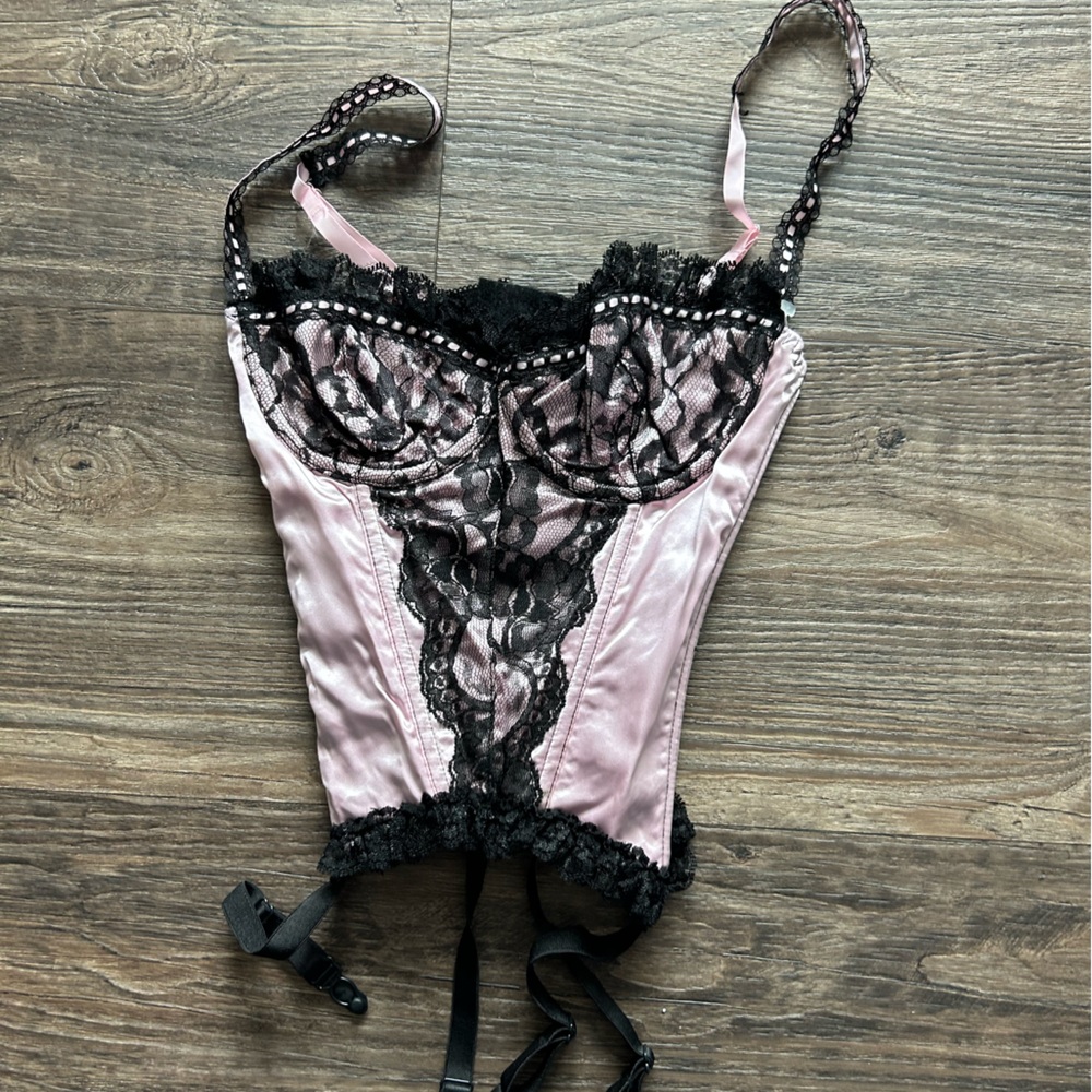 Frederick’s of Hollywood Elegant Pink and Black Lace Bustier 32